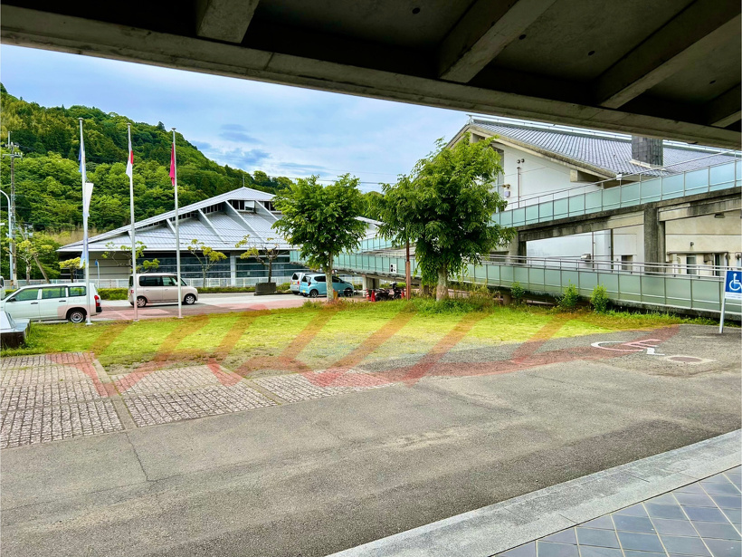 駐車してもらえる芝生スペースの写真