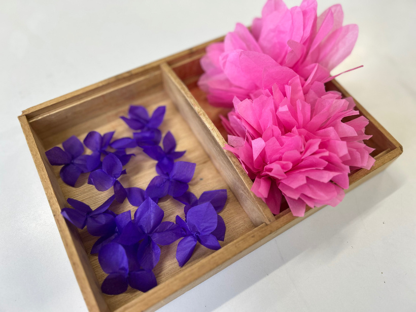 花紙で作ったお花が写っています