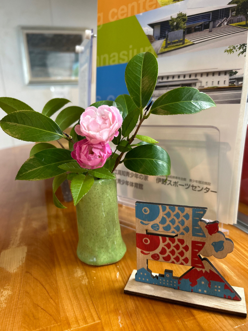 受付の花瓶に薔薇の花を追加しました