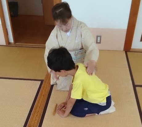 お礼の仕方を教えてもらっている