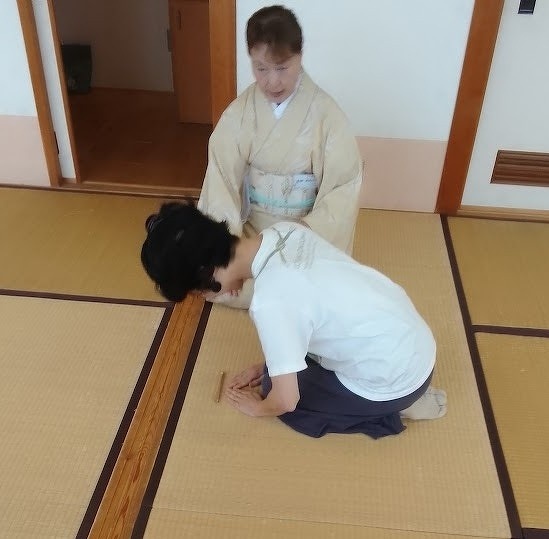 お礼をしている
