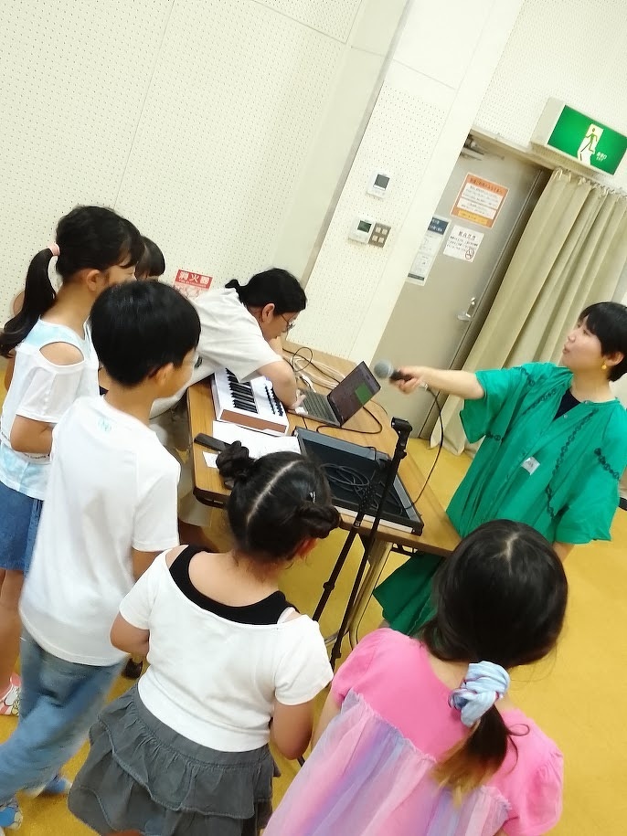 マイクに向かって歌っている