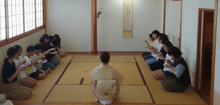みんなでお菓子を食べている