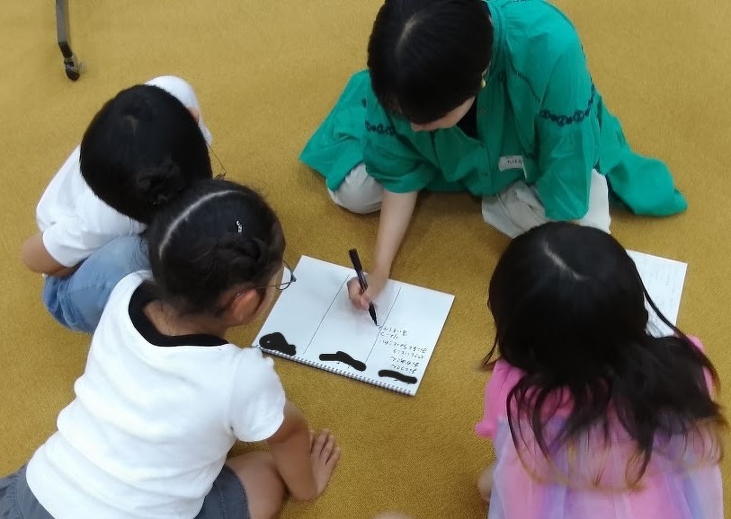 円になって話し合いをしている