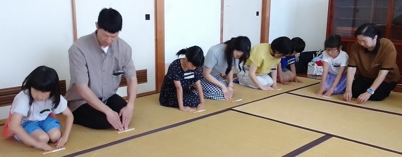 みんなでお礼をしている