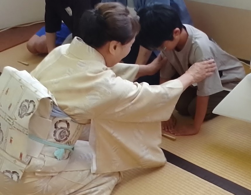 先生にお礼の仕方を教えてもらっている
