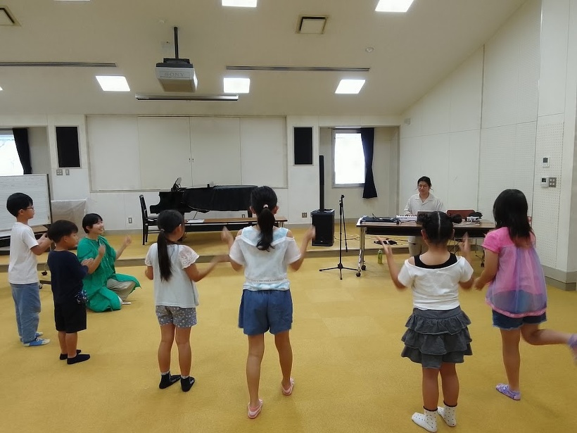 先生の方を向きリズムゲームをしている