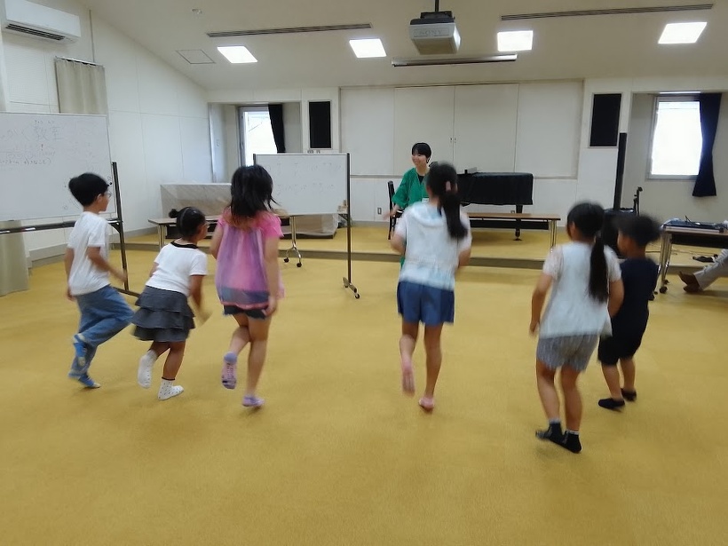 先生の方を向きケンケンパをしている