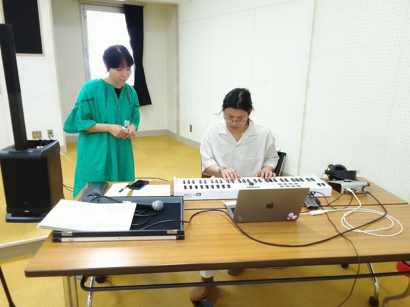 先生が2人でセッションをしている