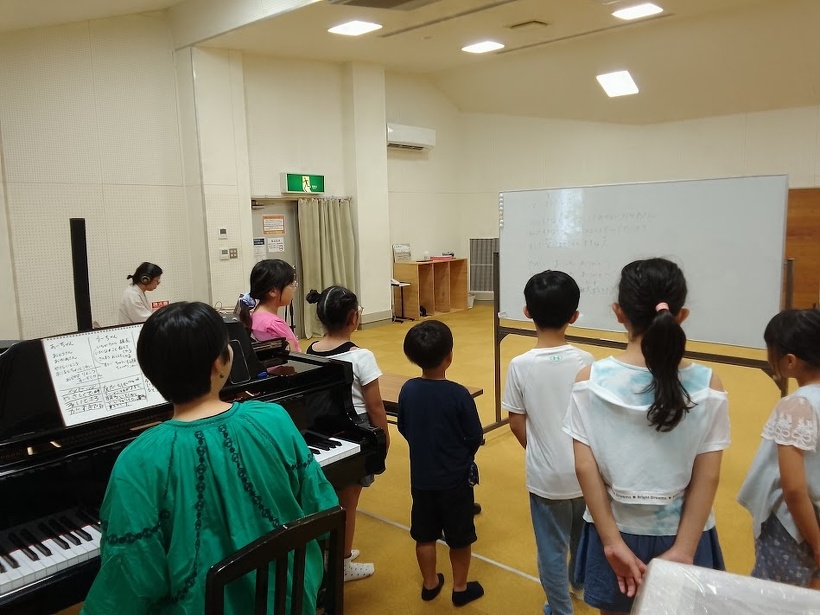 みんなで歌の練習をしている
