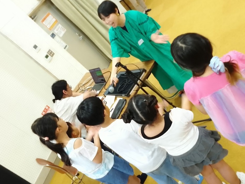 マイクに向かって手拍子をしている