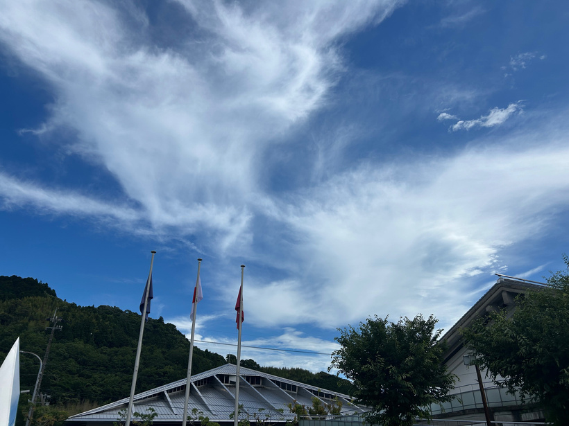 青空と青少年体育館の屋根