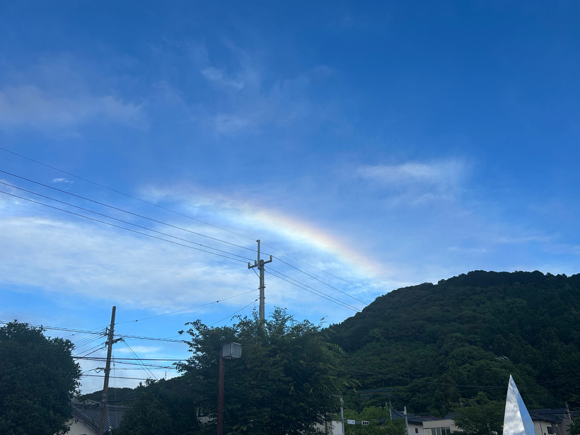 雨上がりの空に架かる虹