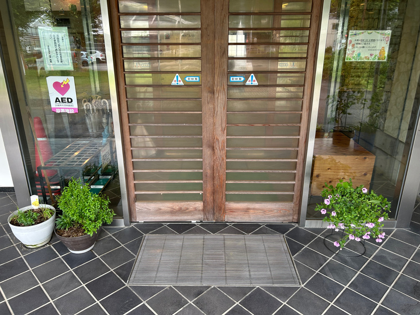 施設正面入り口の脇に移動させたプランターの植物