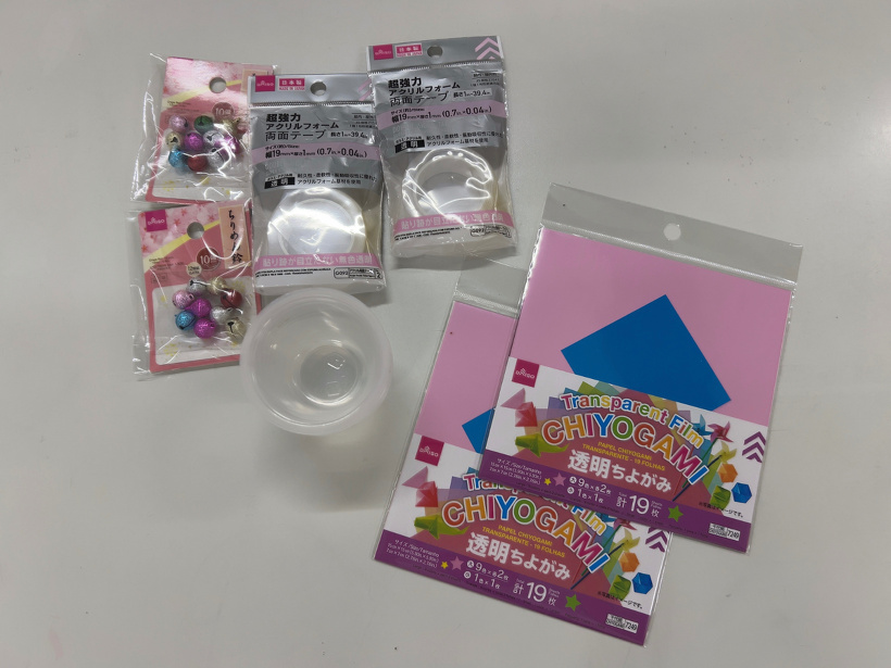 梅雨飾りの折り紙や鈴の写真