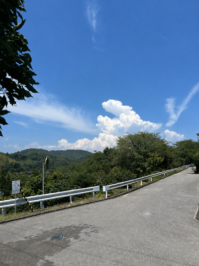 青空に入道雲がうかんでいます