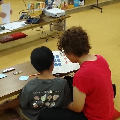 親子で読み聞かせをしている様子