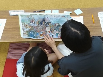 親子で読み聞かせをしている様子