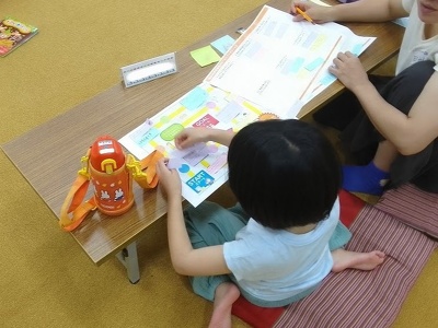 子どもがシートに付箋を貼っている様子