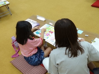 子どもがシートに付箋を貼っている様子