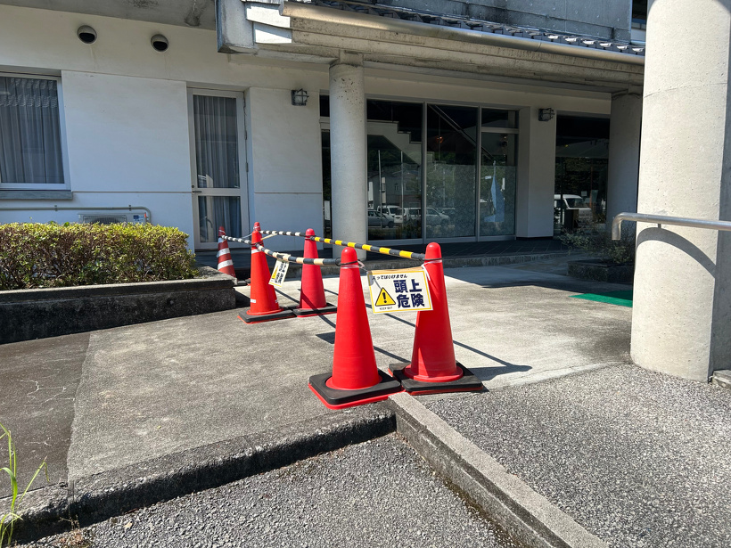 赤いコーンで立ち入り禁止の場所をかこっています
