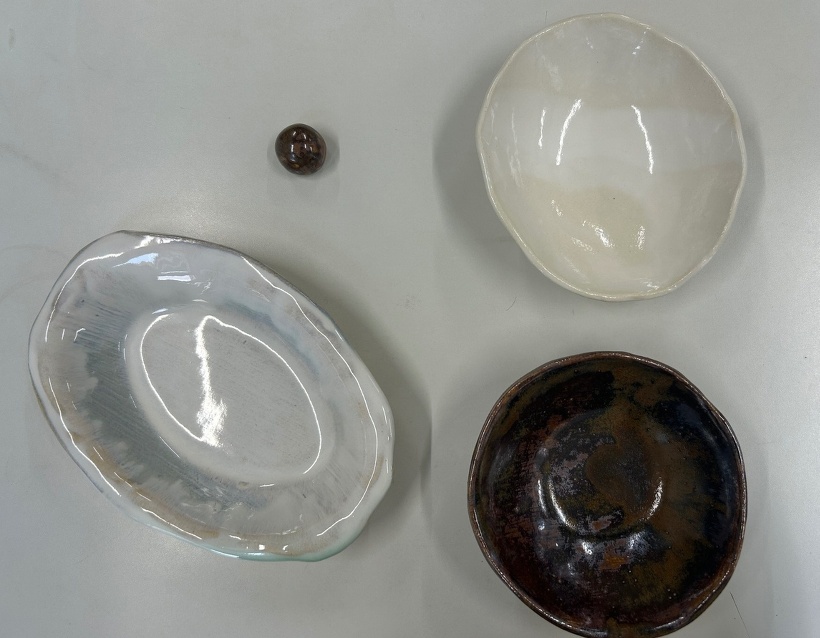 焼きあがった陶芸作品。カレー皿、たまご型お椀、ペーパーウェイト、深皿