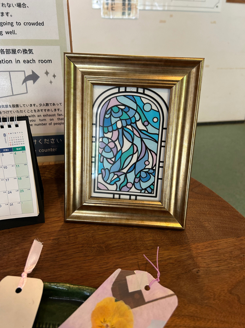 フォトフレームに入れたクラゲのステンドグラス風作品