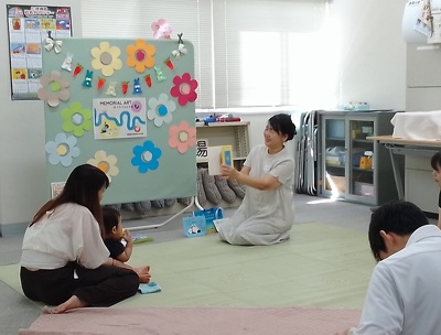 ボランティアの浦口さんが読み聞かせをしている様子