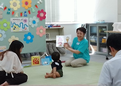 ボランティア吉良さんが読み聞かせをしている様子