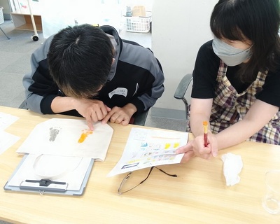 バッグに装飾を描いている様子