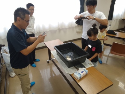 出来上がったプロペラ船を水に浮かべて実際に動かしています。