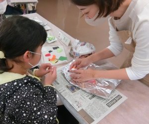 先生がキャンドを手直し