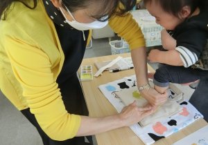 絵の具で足形